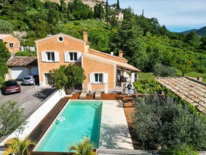 A two-story building with a swimming pool, surrounded by greenery and hills. - Provencal villa Sainte Colombe, swimming pool, view of Mont Ventoux (Faucon)