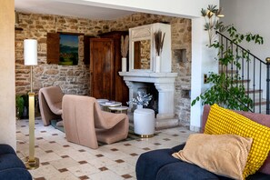 TV, table football, books - Provencal villa Sainte Colombe, swimming pool, view of Mont Ventoux (Faucon)