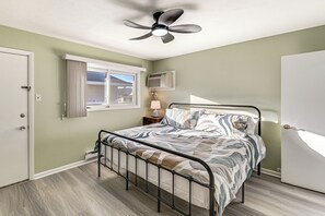 2 bedrooms, desk, Internet, bed sheets - 2 Blocks to Beach & Boardwalk: Ocean City Condo (Ocean City)