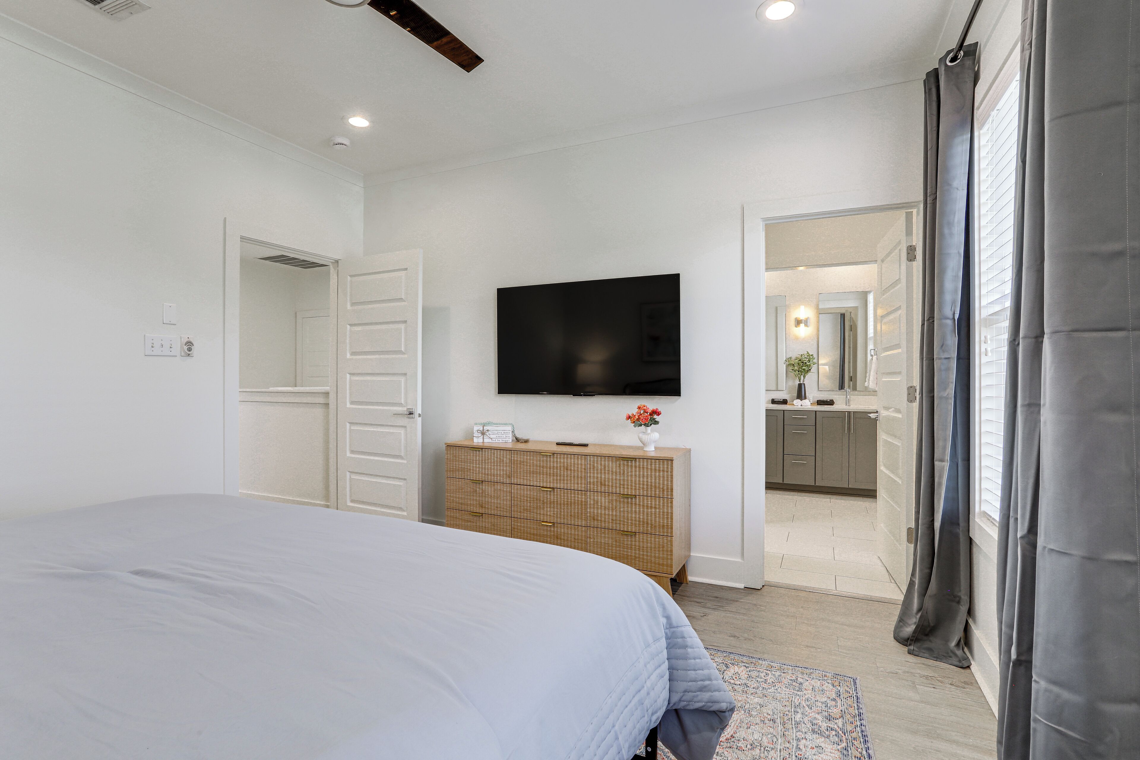 3 bedrooms, desk, internet, bed sheets
