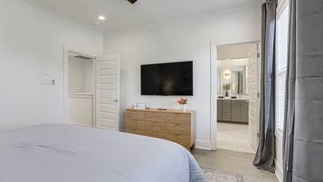 3 bedrooms, desk, internet, bed sheets