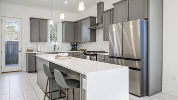 Fridge, microwave, stovetop, dishwasher