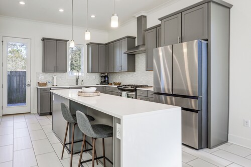 Modern 3BR Retreat - Near Bluebonnet & Hospitals