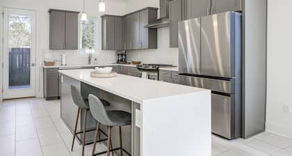 Modern 3BR Retreat - Near Bluebonnet & Hospitals