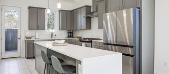 Modern 3BR Retreat - Near Bluebonnet & Hospitals