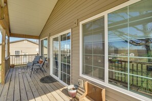 Terrace/patio - Fish, Play & Explore! Family Gem in Rural Richland (Richland)