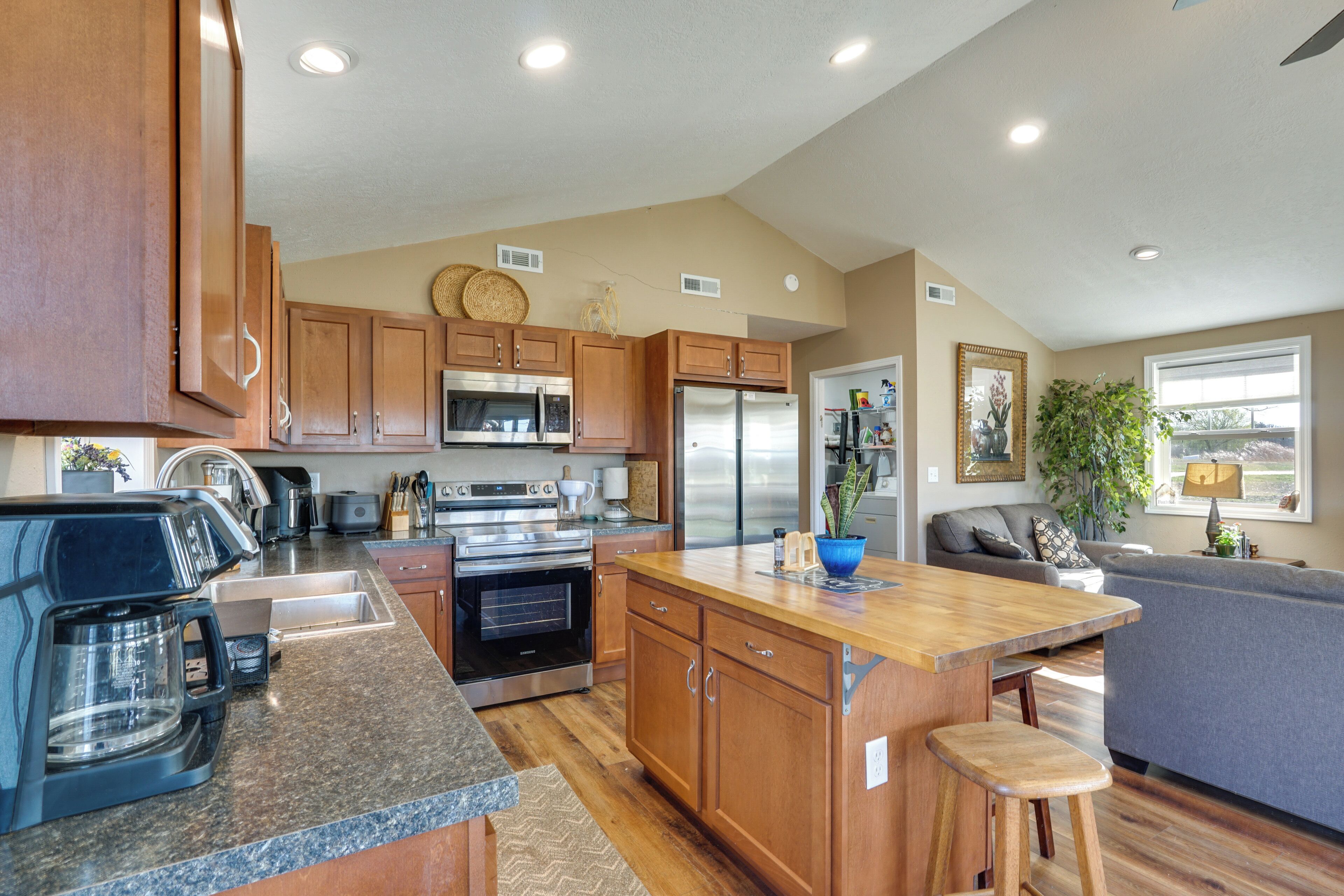Coffee/tea maker, fridge, microwave, stovetop