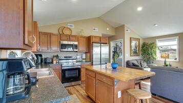 Coffee/tea maker, fridge, microwave, stovetop