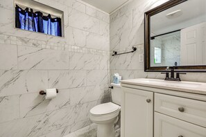 Bathroom - Bring Your Pets! Getaway 1 Mi to Uptown Lexington (Lexington)