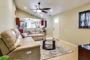 Living area - Bring Your Pets! Getaway 1 Mi to Uptown Lexington (Lexington)