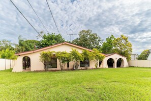 Exterior - Central Loganholme 6BR Home Big Yard | Walk To All (Loganholme)