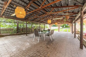 Outdoor dining - Central Loganholme 6BR Home Big Yard | Walk To All (Loganholme)