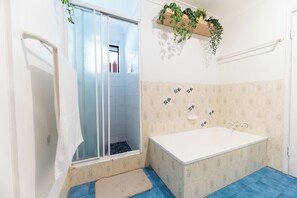 Bathroom - Central Loganholme 6BR Home Big Yard | Walk To All (Loganholme)