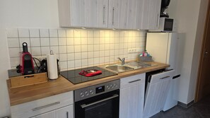 Fridge, microwave, oven, stovetop - Bright Studio near CentrO, Düsseldorf & Ruhr Area (Oberhausen)