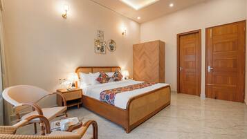 Deluxe Apartment | Iron/ironing board, free WiFi
