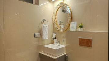 Deluxe Apartment | Bathroom