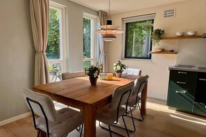 Dining - Forest Retreat with Solar Charger (Ewijk)