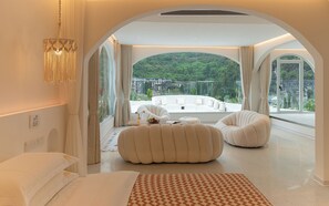 Premier Double Room | Blackout drapes, free WiFi, bed sheets - Yangshuo Minos Hotel (Guilin)