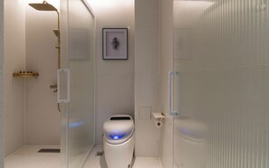 Family Twin Room | Bathroom | Slippers, towels - Yangshuo Minos Hotel (Guilin)