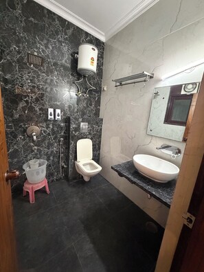 Doppelzimmer, 1 Doppelbett, Stadtblick | Badezimmer