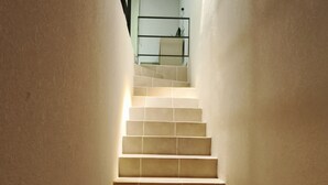 Eine Treppe mit Handlauf und einer Lampe am oberen Ende.