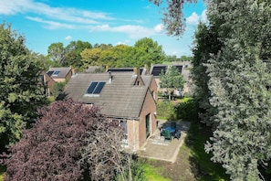 Un quartier résidentiel avec des maisons, une allée pavée et un jardin.