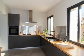 Fridge, microwave, oven, stovetop - Gorgeous Mansion for 6 in Barjac (Barjac)
