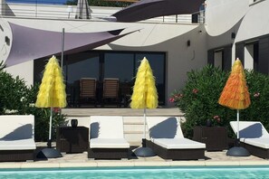 Terrace/patio - Gorgeous Mansion for 6 in Barjac (Barjac)