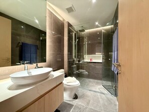 Dusche, Haartrockner, Handtücher