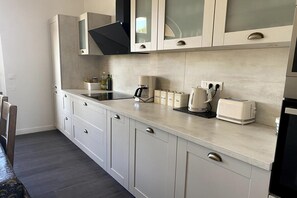 Fridge, microwave, oven, stovetop - Magnificent Family villa near the Cèze River (Saint-Ambroix)