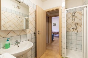 Shower, bidet - Apartment with air conditioning (Tergu)