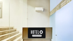 Een hotel receptiebalie met een bordje dat aangeeft dat het een bedrijfsservice betreft.