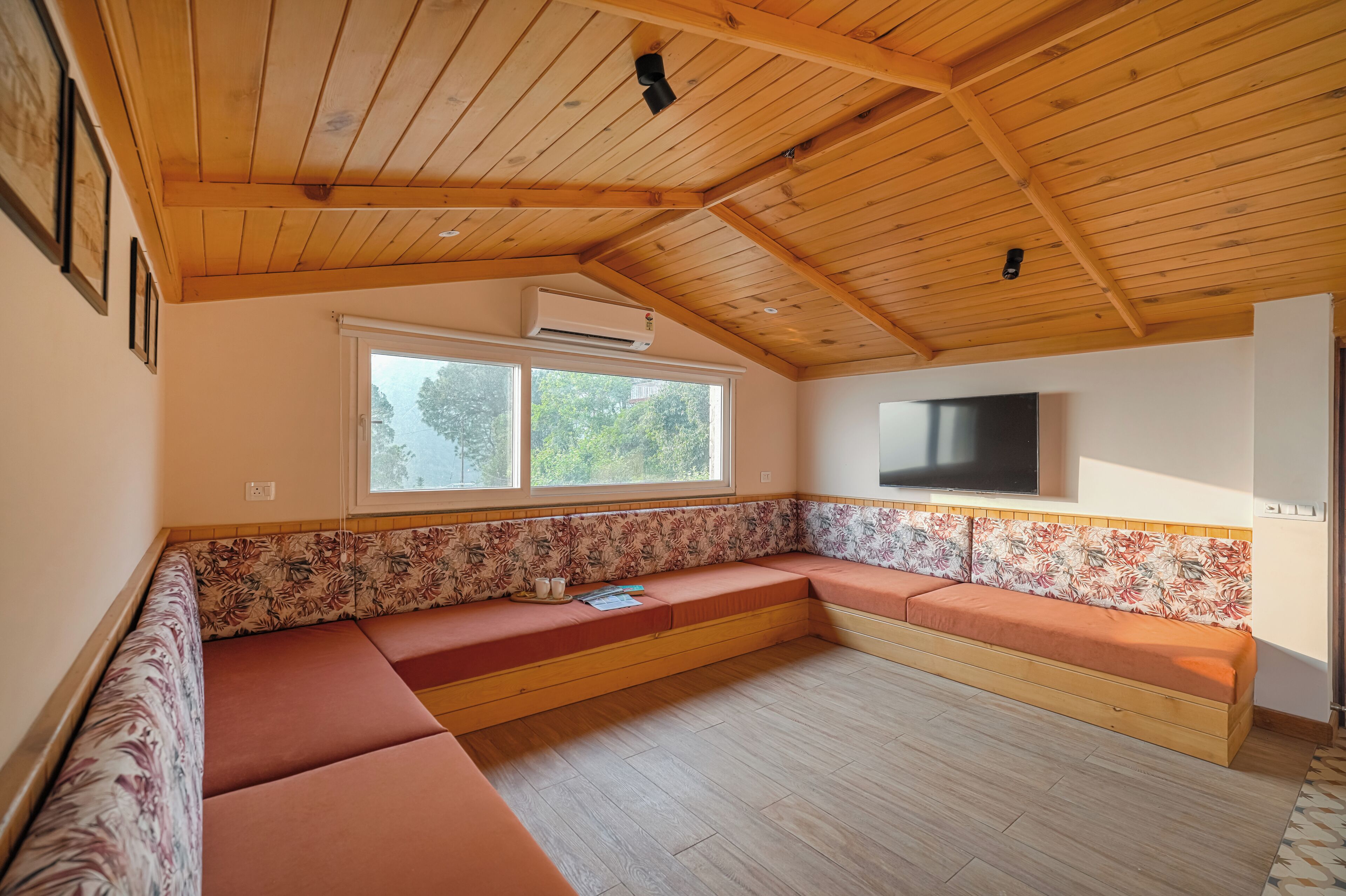Classic Villa | Living area | Flat-screen TV