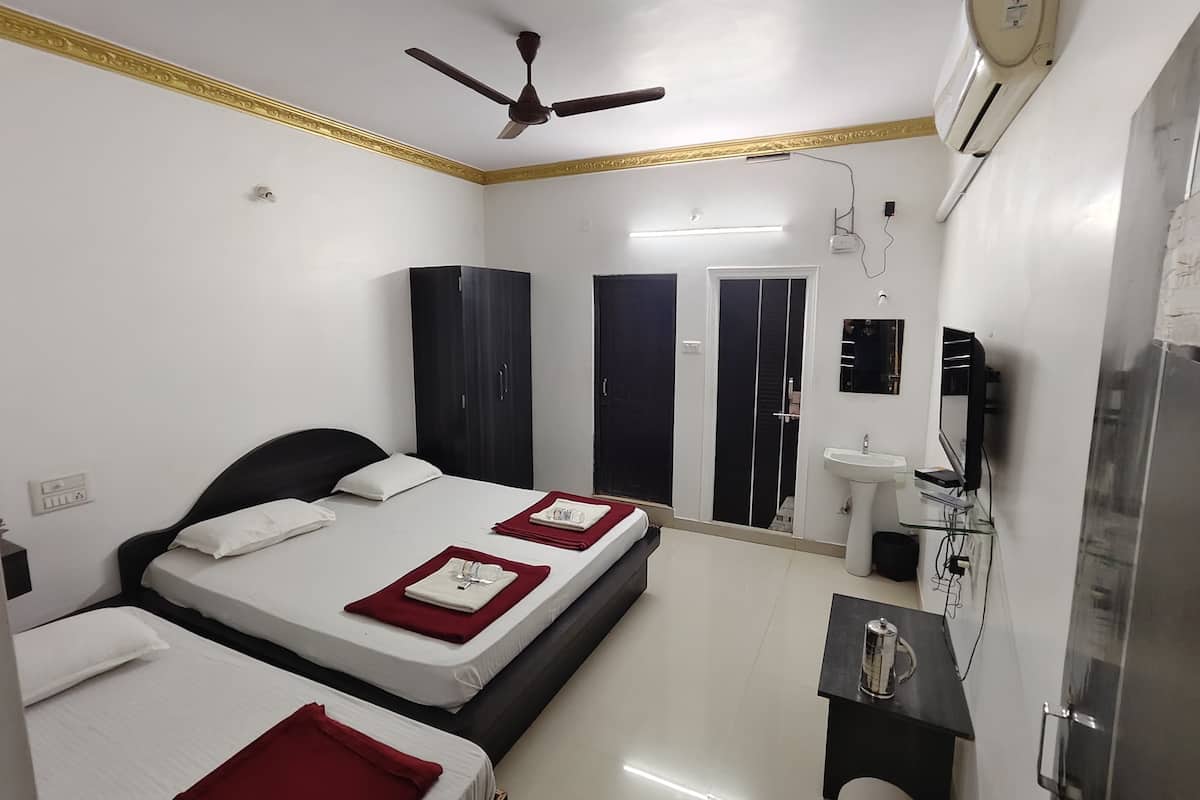 Kamar Triple | Meja kerja, ruang kerja ramah laptop, dan Wi-Fi gratis