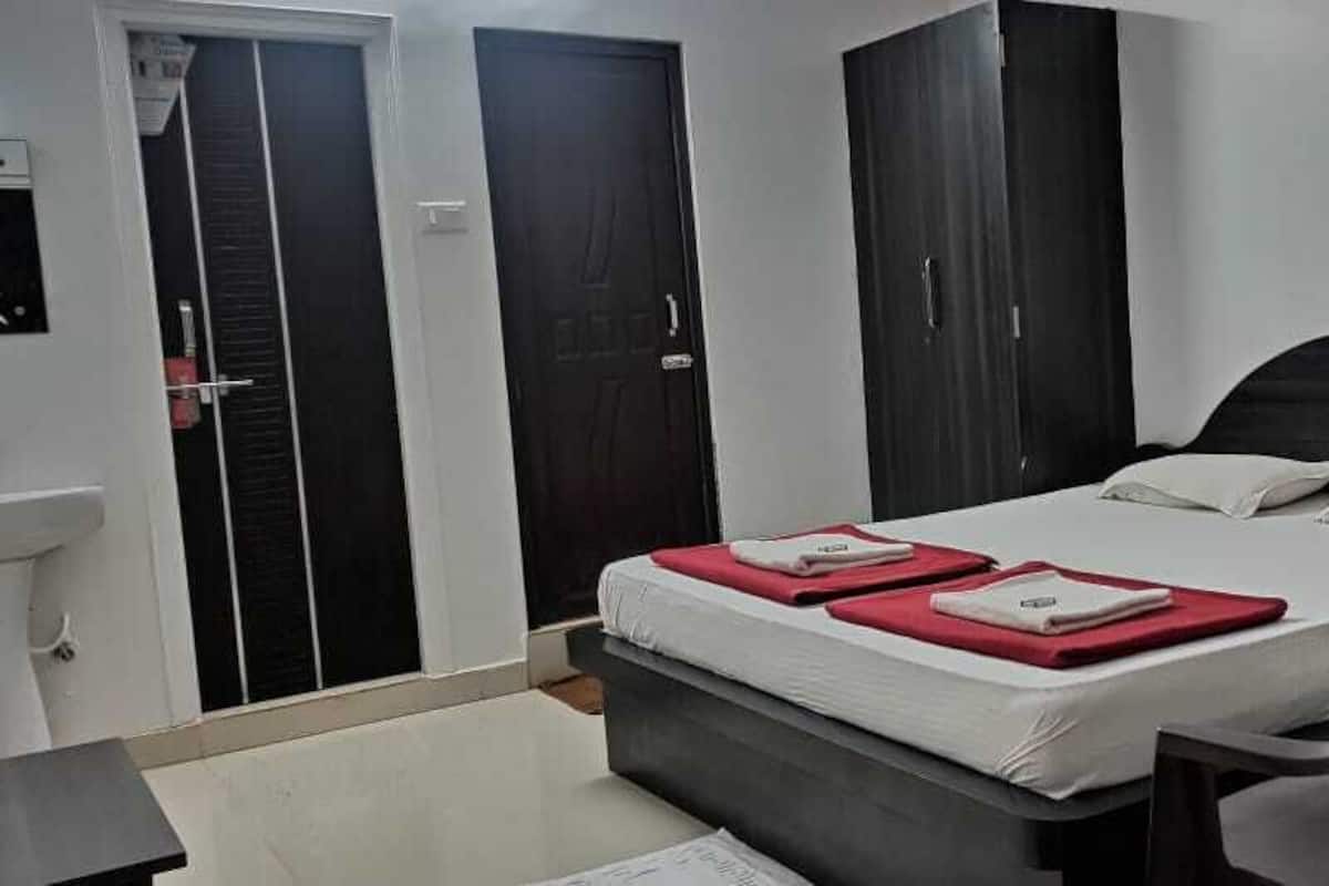 Kamar Basic | Meja kerja, ruang kerja ramah laptop, dan Wi-Fi gratis