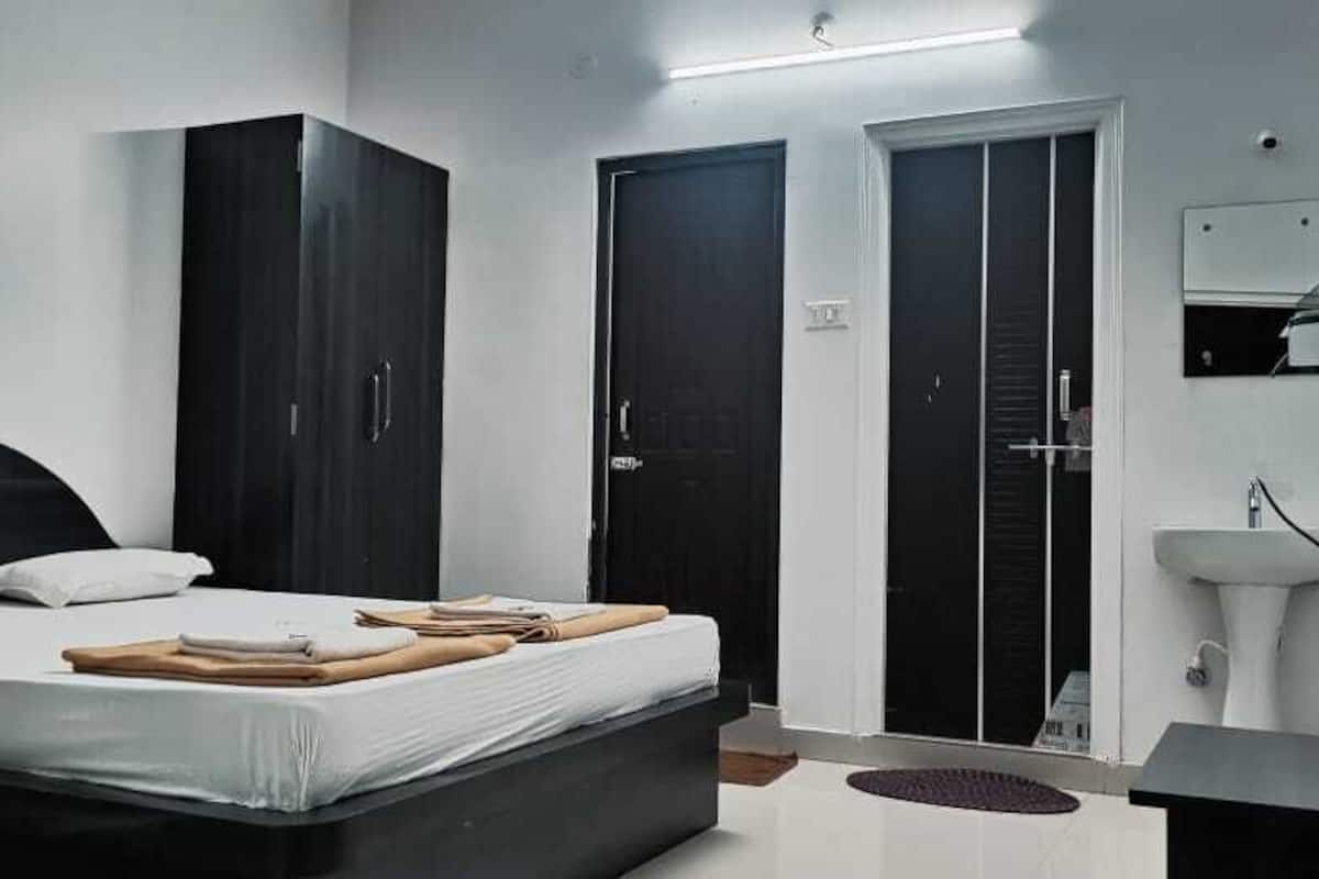 Kamar Double | Meja kerja, ruang kerja ramah laptop, dan Wi-Fi gratis