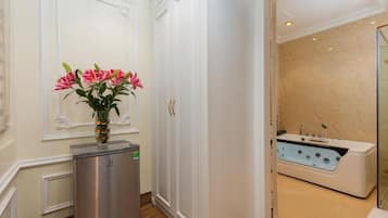 Classic Studio, Balcony, City View | Interior