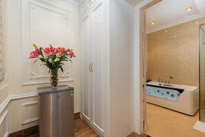 Studio phong cách cổ điển, ban công, quang cảnh thành phố | Nội thất