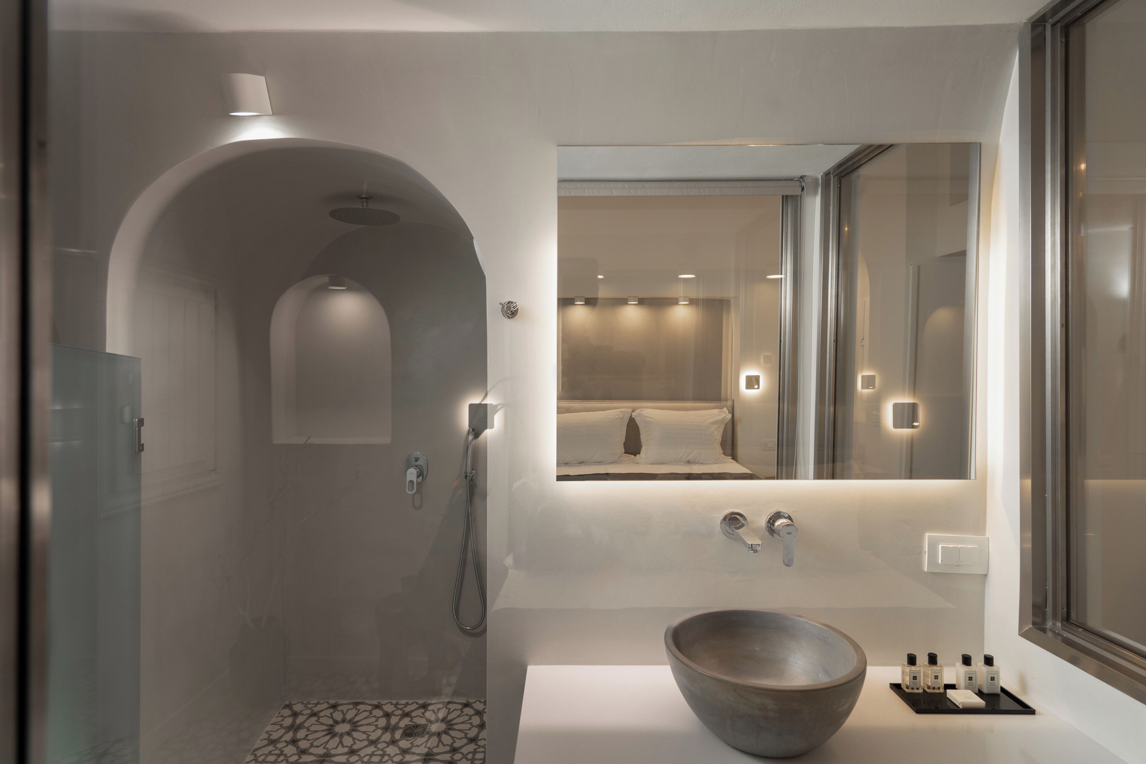 Douche, sèche-cheveux, serviettes fournies
