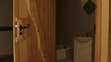 Classic Double Room, Courtyard View | Bathroom