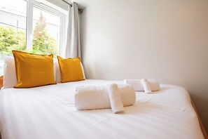 3 bedrooms, iron/ironing board, WiFi, bed sheets - Family friendly modern apartment (Galway)