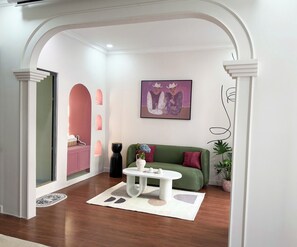 Studio phong cách cổ điển, quang cảnh sân vườn | Khu phòng khách