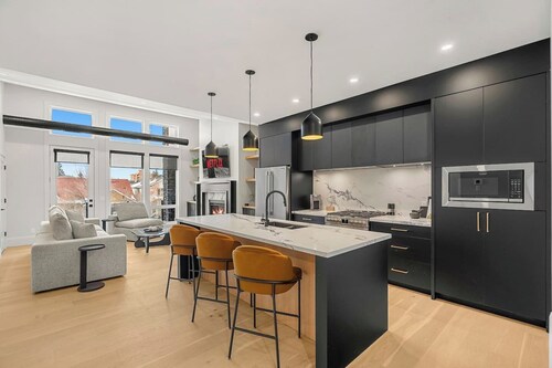 Luxury 2 Bed | Garage | Min to DT | AC