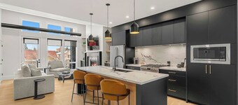 Luxury 2 Bed | Garage | Min to DT | AC