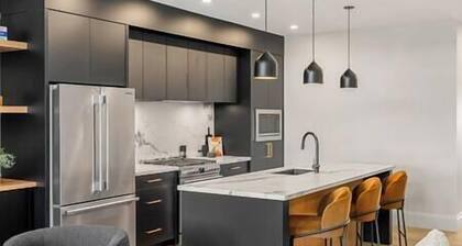 Luxury 2 Bed | Garage | Min to DT | AC