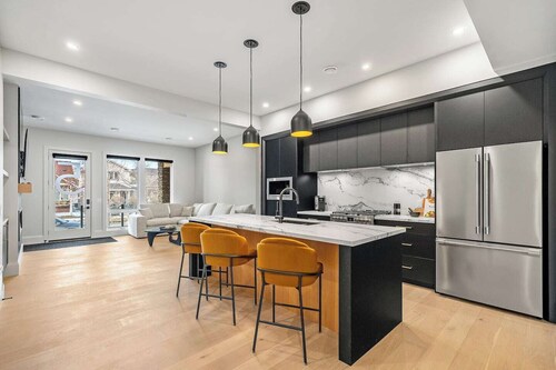 Luxury 2 Bed | Garage | Min to DT | AC