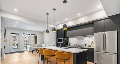 Luxury 2 Bed | Garage | Min to DT | AC
