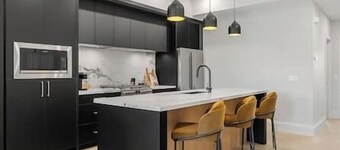 Luxury 2 Bed | Garage | Min to DT | AC