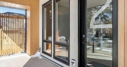 Luxury 2 Bed | Garage | Min to DT | AC