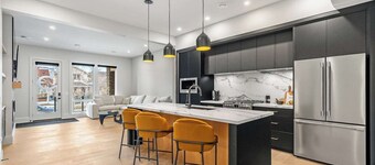 Luxury 2 Bed | Min to DT | AC